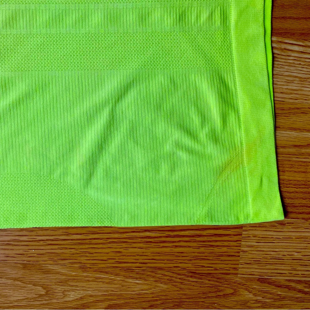 Lululemon highlighter Relaxed Fit Swiftly Tech Tee size 6